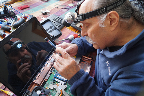 Frank repairing PC hardware - ByteWise / PC 911